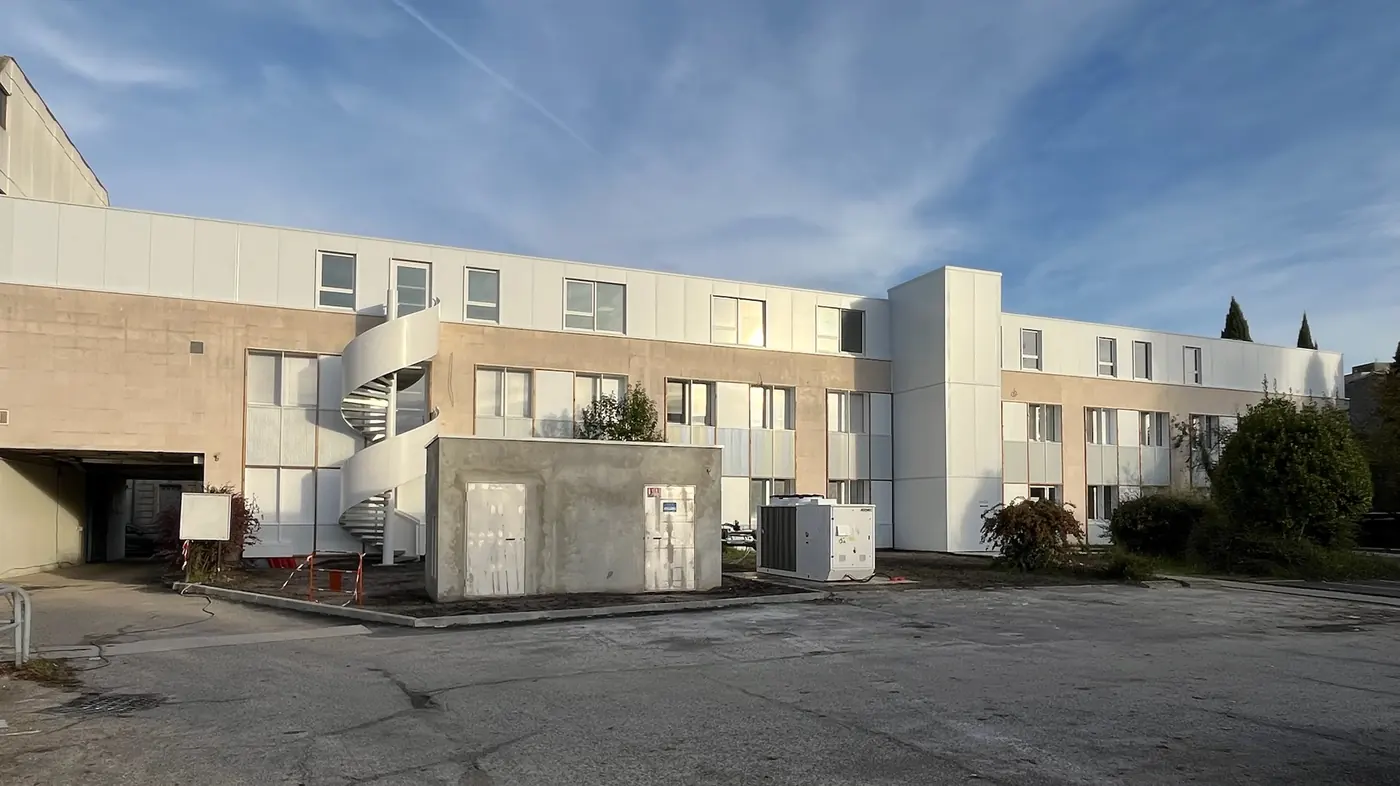 Centre d'imagerie médicale IMAGIR à Bordeaux : façade réhabilitée et escalier hélicoïdal blanc